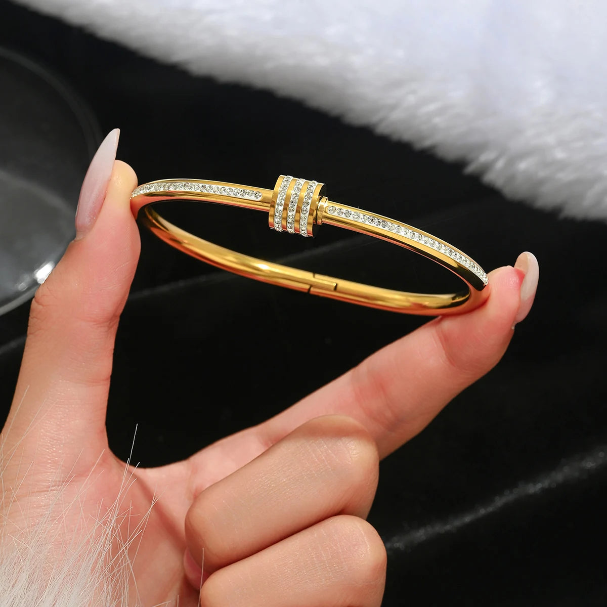 Pulseira de Sorte Trevo de Quatro Folhas de Aço Inoxidável, Estilo Fashion, Pulseira Feminina com Design de Unha, Bangles Dourados, Popular na Europa e nos Estados Unidos