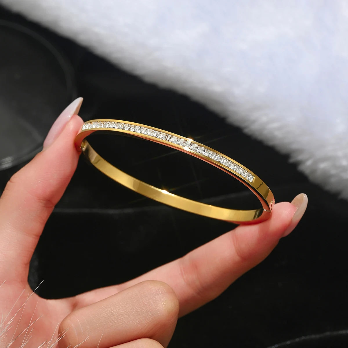 Pulseira de Sorte Trevo de Quatro Folhas de Aço Inoxidável, Estilo Fashion, Pulseira Feminina com Design de Unha, Bangles Dourados, Popular na Europa e nos Estados Unidos