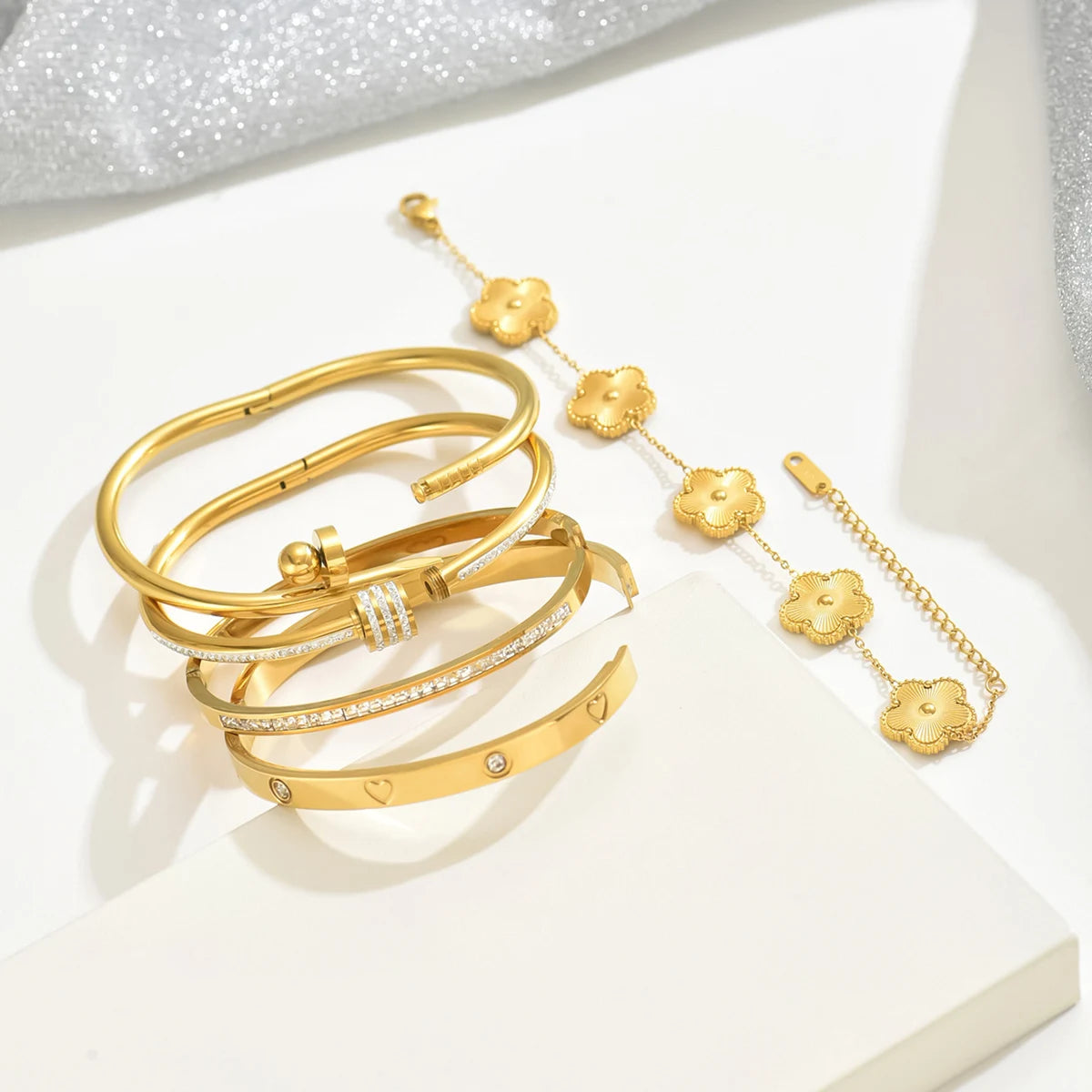 Pulseira de Sorte Trevo de Quatro Folhas de Aço Inoxidável, Estilo Fashion, Pulseira Feminina com Design de Unha, Bangles Dourados, Popular na Europa e nos Estados Unidos