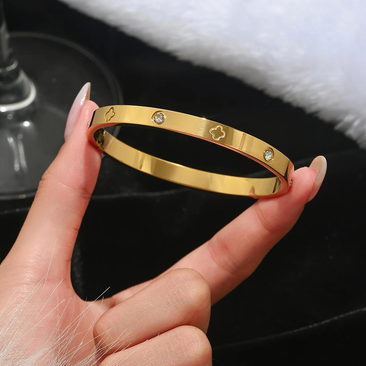 Pulseira de Sorte Trevo de Quatro Folhas de Aço Inoxidável, Estilo Fashion, Pulseira Feminina com Design de Unha, Bangles Dourados, Popular na Europa e nos Estados Unidos