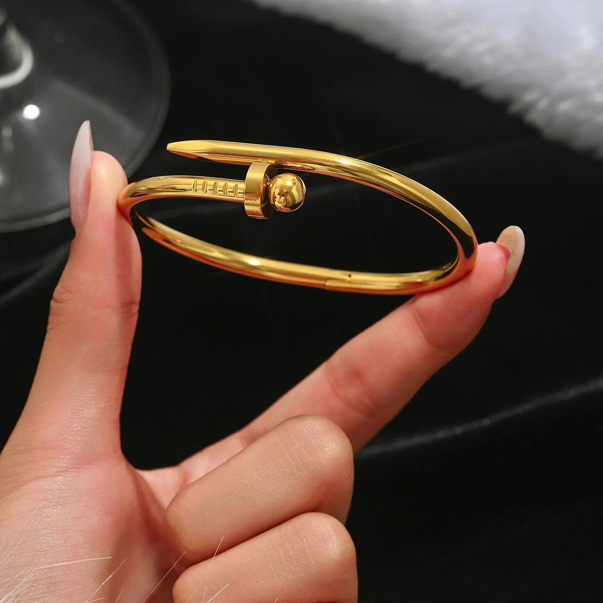 Pulseira de Sorte Trevo de Quatro Folhas de Aço Inoxidável, Estilo Fashion, Pulseira Feminina com Design de Unha, Bangles Dourados, Popular na Europa e nos Estados Unidos