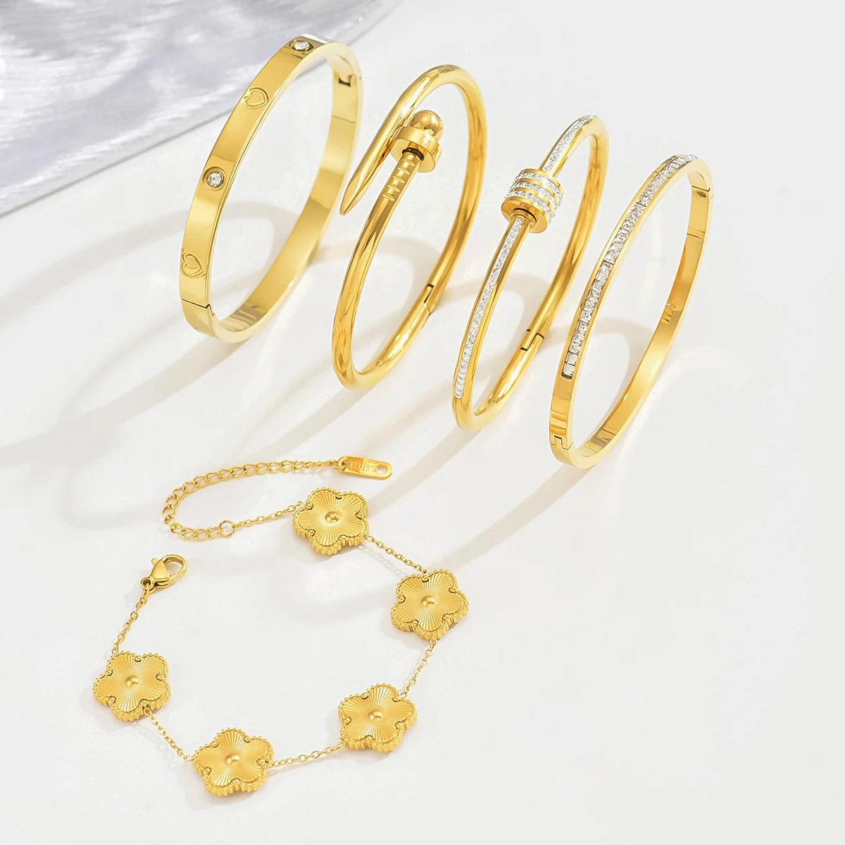 Pulseira de Sorte Trevo de Quatro Folhas de Aço Inoxidável, Estilo Fashion, Pulseira Feminina com Design de Unha, Bangles Dourados, Popular na Europa e nos Estados Unidos