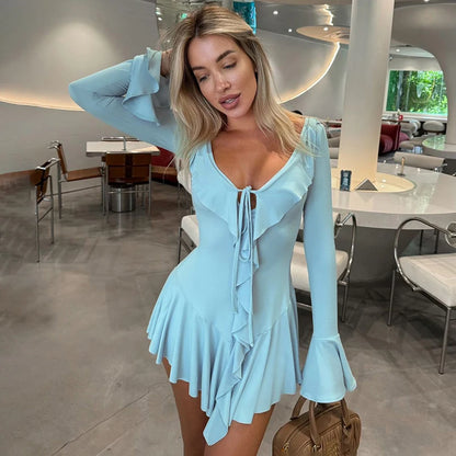 Vestido Branco com Decote em V Profundo e Babados para Mulheres, com Mangas Longas e Amplas. Moda de Outono, Ideal para Festas na Praia. Vestido Curto Feminino, Sexy e Justo.”