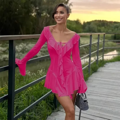 Vestido Branco com Decote em V Profundo e Babados para Mulheres, com Mangas Longas e Amplas. Moda de Outono, Ideal para Festas na Praia. Vestido Curto Feminino, Sexy e Justo.”