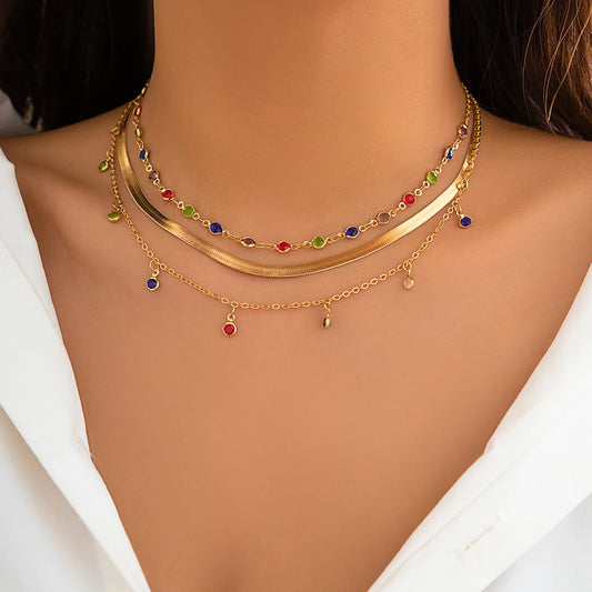 Colar Boho Multicamadas com Cristais Coloridos, Gargantilha com Corrente para Mulheres, Colar Curto Vintage com Corrente Achatada em Forma de Cobra.
